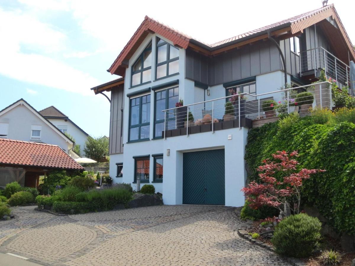 Holiday Flat With Idyllic Garden In Daun Exterior photo