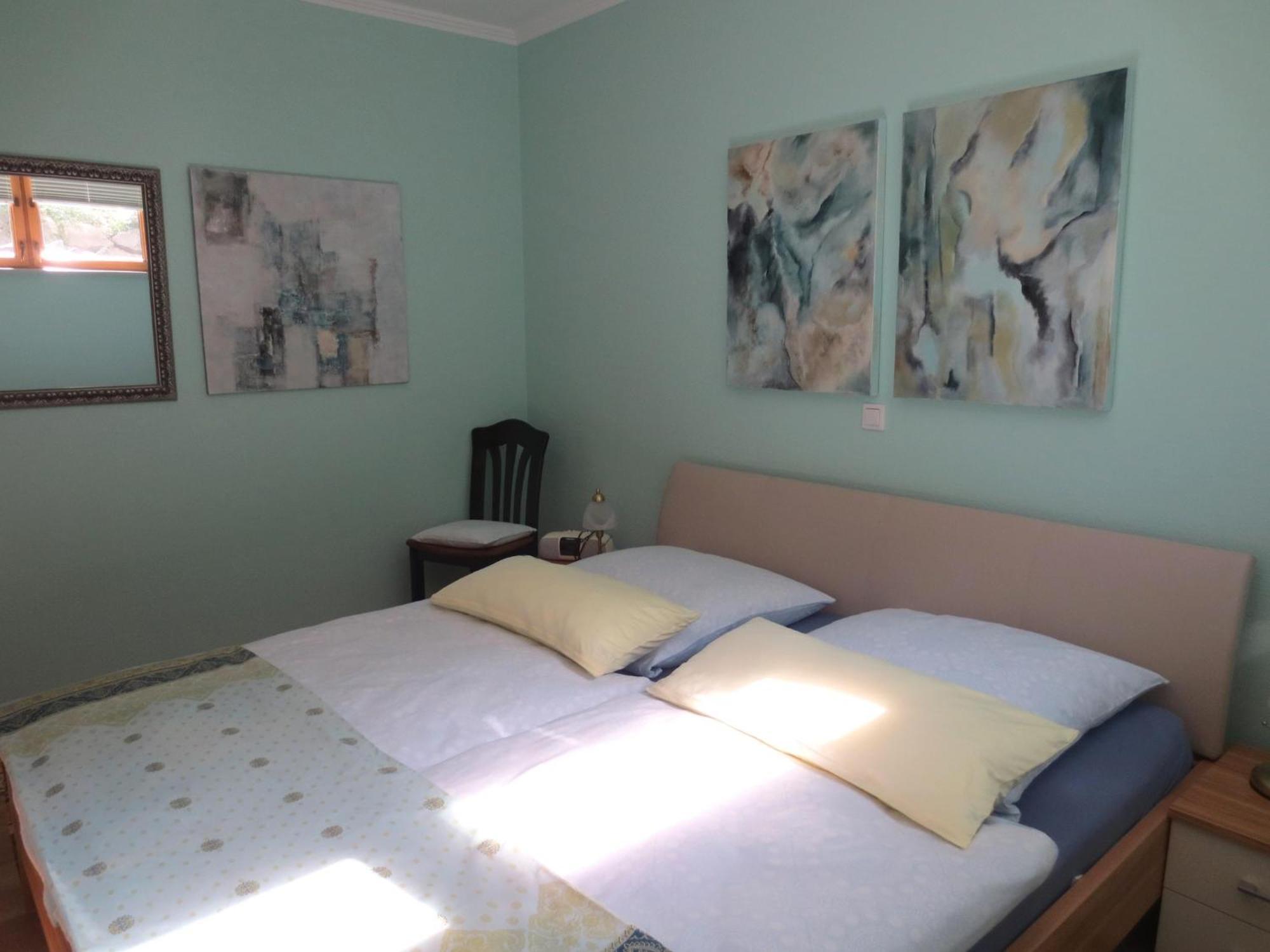Holiday Flat With Idyllic Garden In Daun Exterior photo